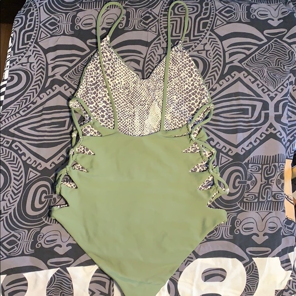 Acacia Full Piece
